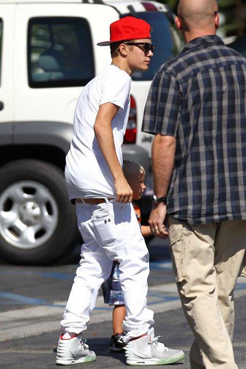 Justin Bieber, Family & Fans @King&rsquo;s Fish House in Calabasas (30