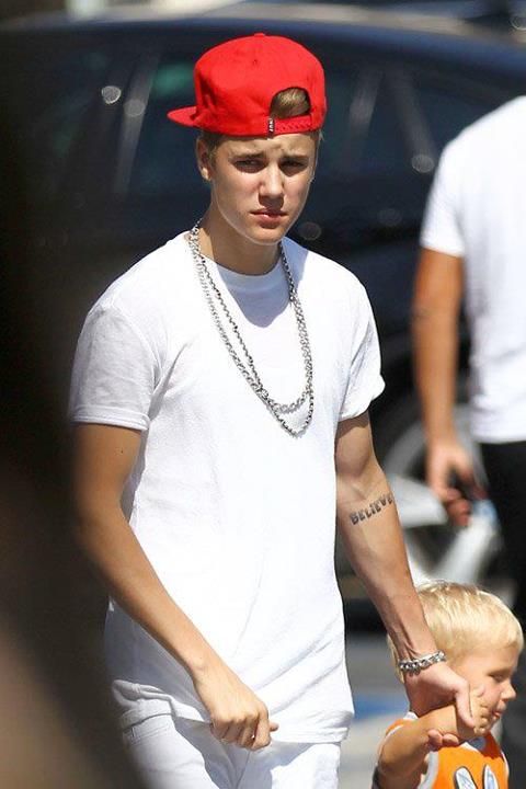 Justin Bieber, Family & Fans @King&rsquo;s Fish House in Calabasas (30