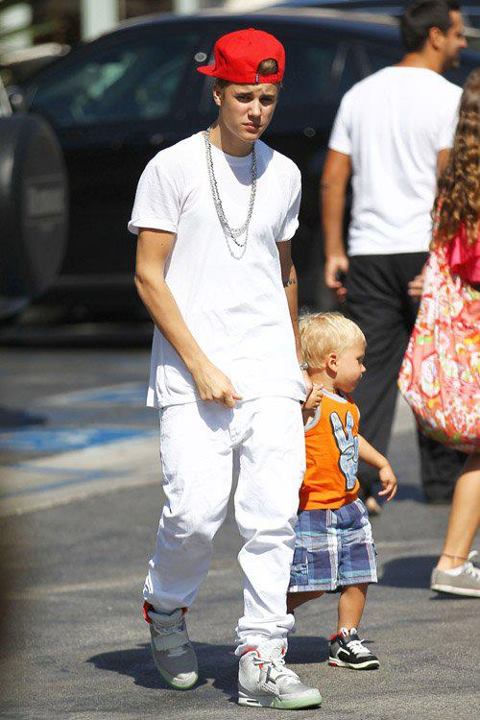 Justin Bieber, Family & Fans @King&rsquo;s Fish House in Calabasas (30