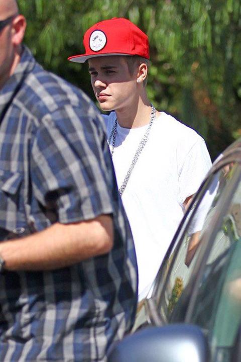 Justin Bieber, Family & Fans @King&rsquo;s Fish House in Calabasas (30