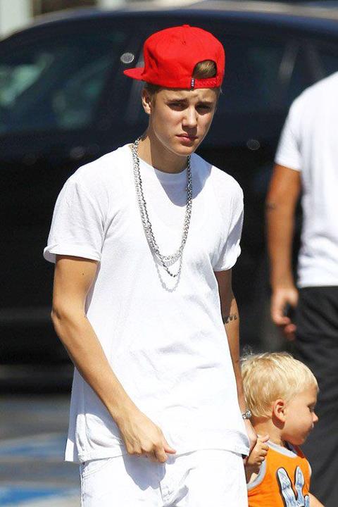 Justin Bieber, Family & Fans @King&rsquo;s Fish House in Calabasas (30