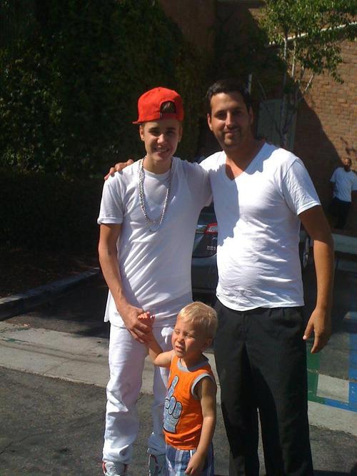 Justin Bieber, Family & Fans @King&rsquo;s Fish House in Calabasas (30