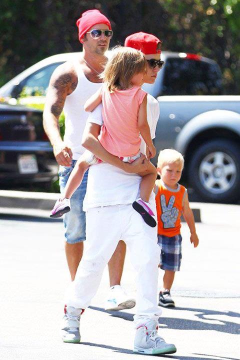 Justin Bieber, Family & Fans @King&rsquo;s Fish House in Calabasas (30