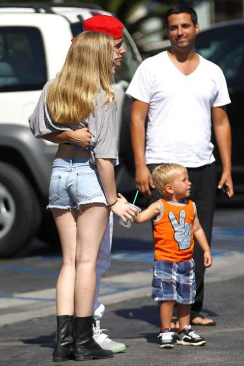 Justin Bieber, Family & Fans @King&rsquo;s Fish House in Calabasas (30