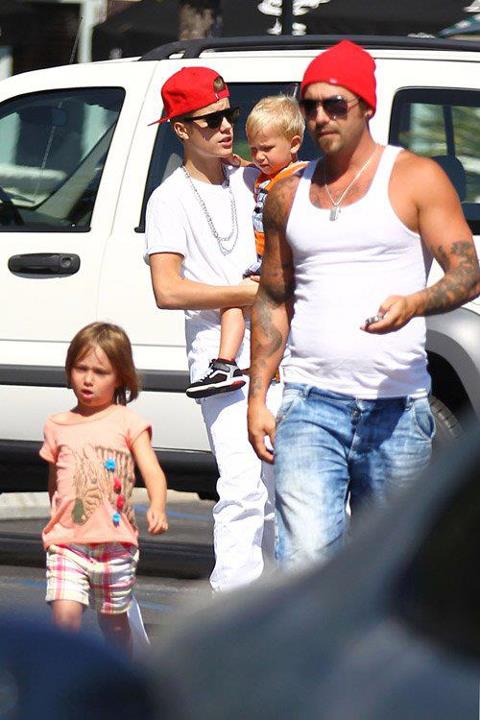 Justin Bieber, Family & Fans @King&rsquo;s Fish House in Calabasas (30