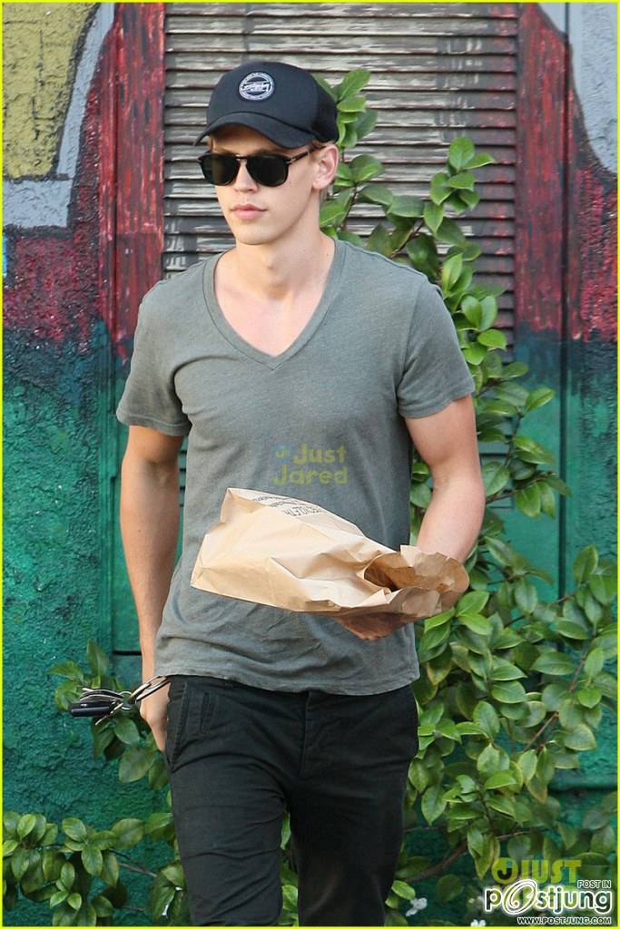 Vanessa Hudgens & Austin Butler: Artisan Cheese Gallery Sweethearts!