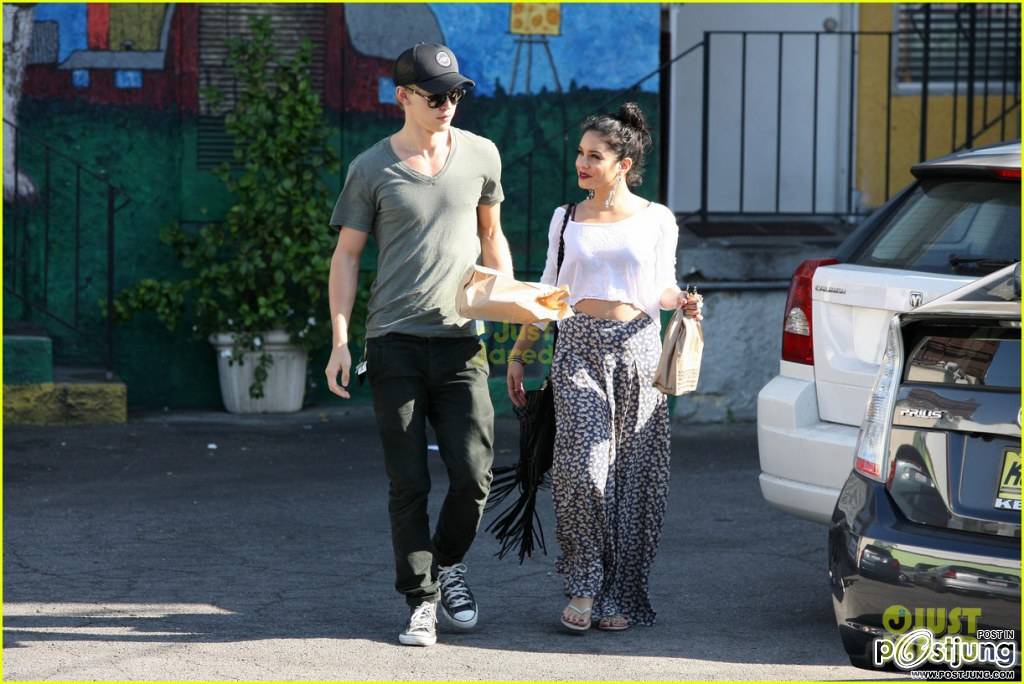 Vanessa Hudgens & Austin Butler: Artisan Cheese Gallery Sweethearts!
