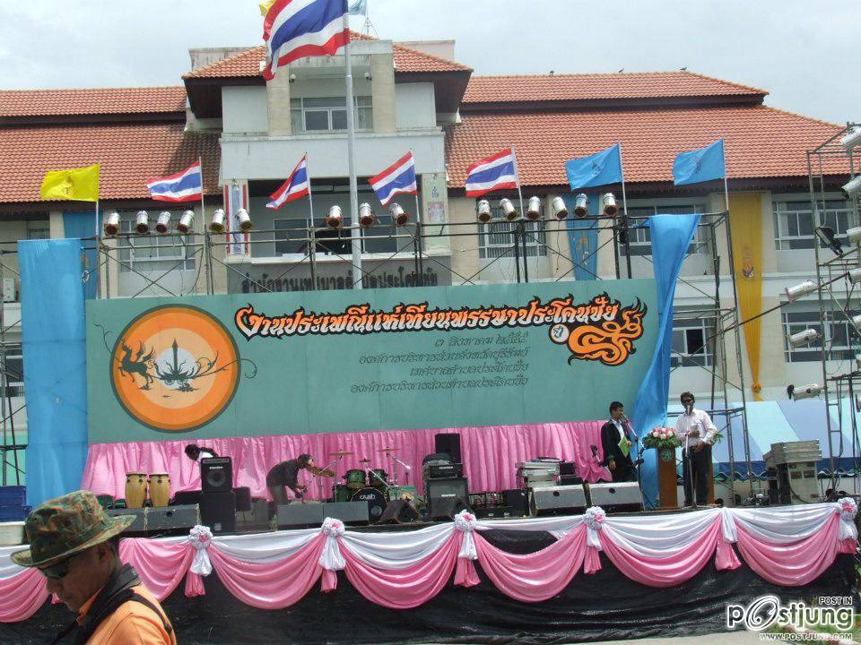 สุดอลังการต้นเทียนพรรษาจากเมืองประโคนชัย