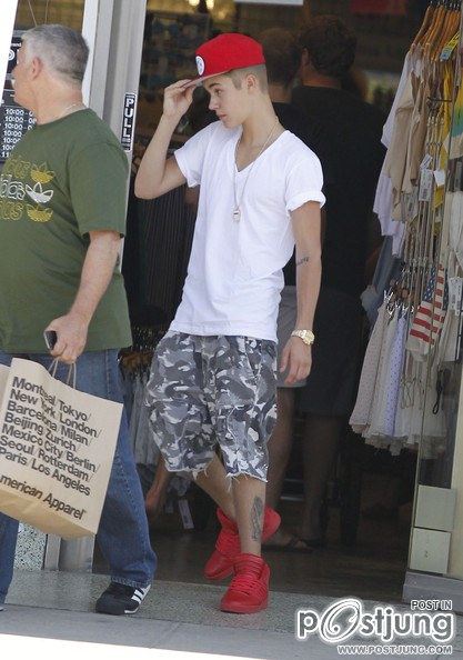 Justin Bieber Takes His Family Out For Sushi In Studio City