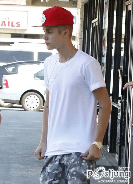 Justin Bieber Takes His Family Out For Sushi In Studio City