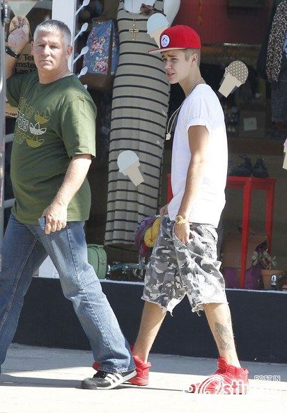 Justin Bieber Takes His Family Out For Sushi In Studio City