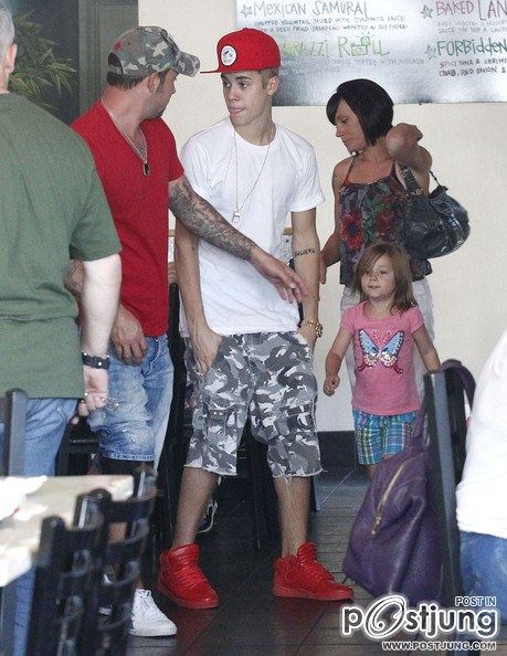 Justin Bieber Takes His Family Out For Sushi In Studio City
