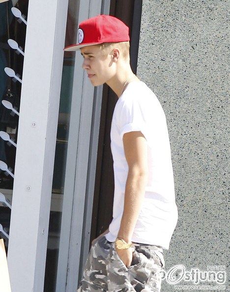 Justin Bieber Takes His Family Out For Sushi In Studio City
