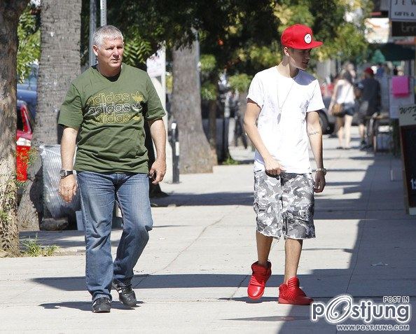 Justin Bieber Takes His Family Out For Sushi In Studio City