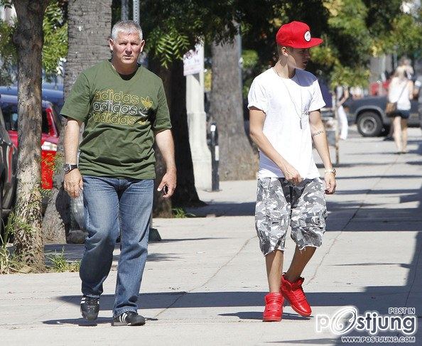 Justin Bieber Takes His Family Out For Sushi In Studio City