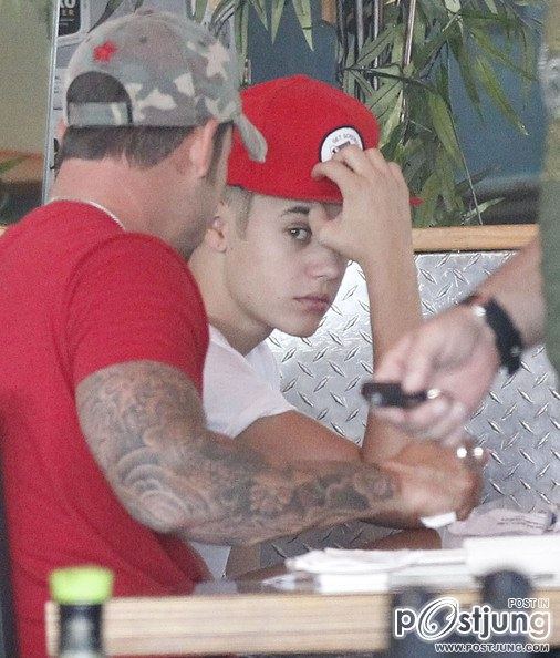 Justin Bieber Takes His Family Out For Sushi In Studio City