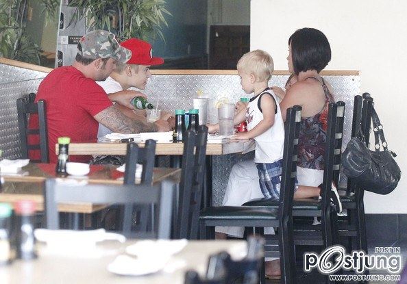 Justin Bieber Takes His Family Out For Sushi In Studio City