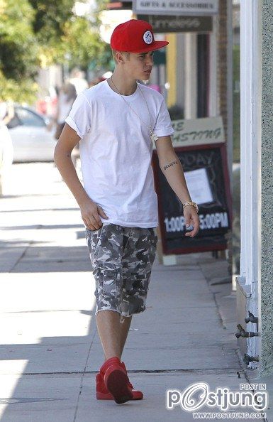 Justin Bieber Takes His Family Out For Sushi In Studio City
