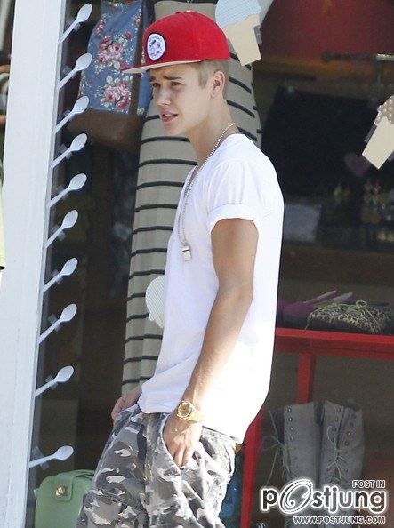 Justin Bieber Takes His Family Out For Sushi In Studio City