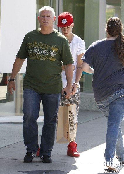 Justin Bieber Takes His Family Out For Sushi In Studio City