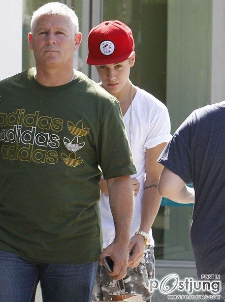 Justin Bieber Takes His Family Out For Sushi In Studio City