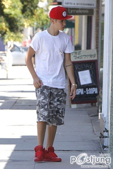 Justin Bieber Takes His Family Out For Sushi In Studio City