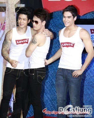 อ๊อฟ ไม่แคร์สื่อ นัวหนุ่มหน้าระรื่น