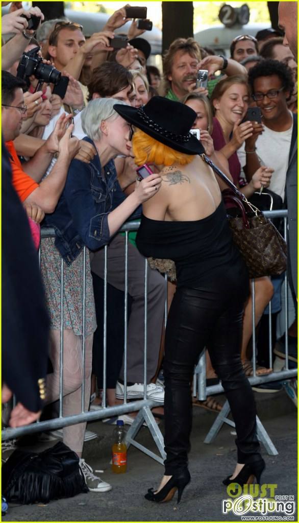 Lady Gaga กับน้องหมา Fozzi ทักทายแฟนๆเพลงที่กรุงเวียนนา ออสเตรีย !!..