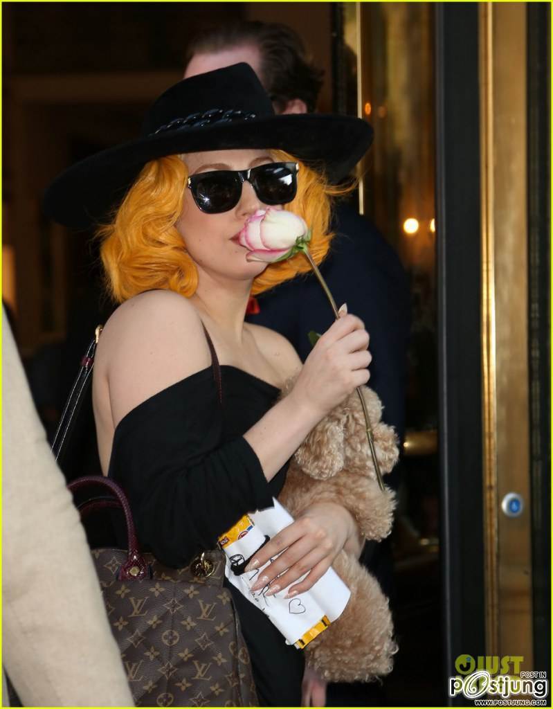 Lady Gaga กับน้องหมา Fozzi ทักทายแฟนๆเพลงที่กรุงเวียนนา ออสเตรีย !!..