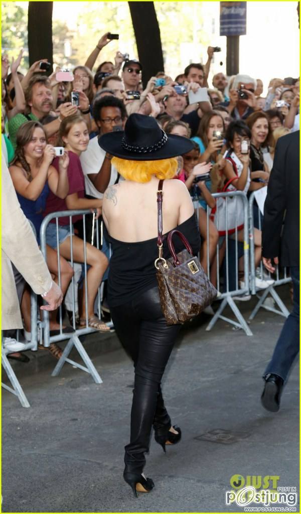 Lady Gaga กับน้องหมา Fozzi ทักทายแฟนๆเพลงที่กรุงเวียนนา ออสเตรีย !!..