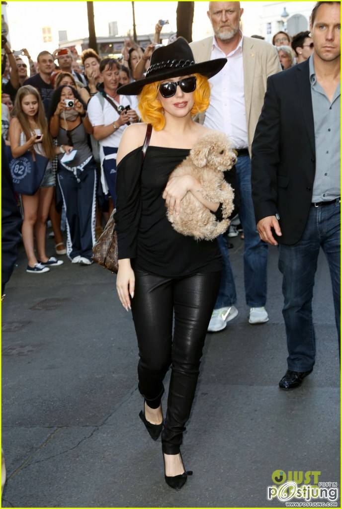 Lady Gaga กับน้องหมา Fozzi ทักทายแฟนๆเพลงที่กรุงเวียนนา ออสเตรีย !!..