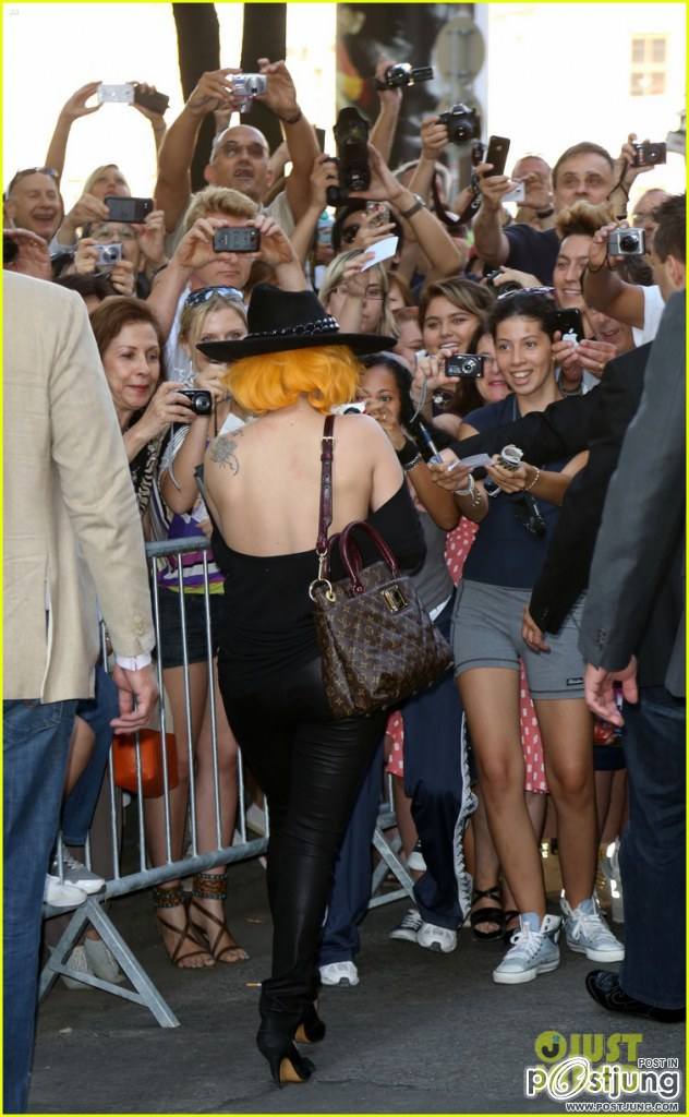 Lady Gaga กับน้องหมา Fozzi ทักทายแฟนๆเพลงที่กรุงเวียนนา ออสเตรีย !!..