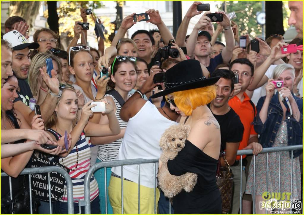 Lady Gaga กับน้องหมา Fozzi ทักทายแฟนๆเพลงที่กรุงเวียนนา ออสเตรีย !!..