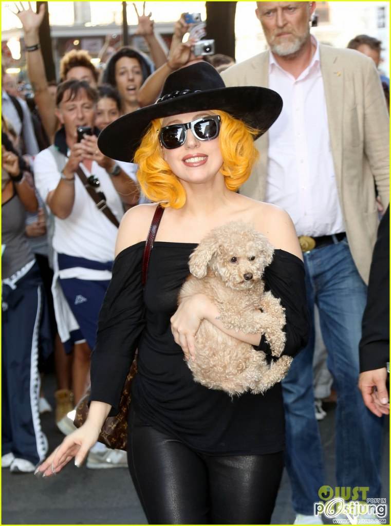 Lady Gaga กับน้องหมา Fozzi ทักทายแฟนๆเพลงที่กรุงเวียนนา ออสเตรีย !!..