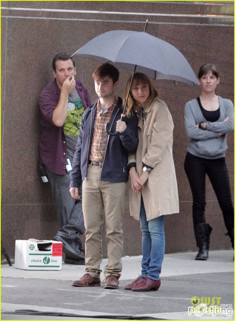 Daniel Radcliffe เข้าฉากเปียกปอนกับนักแสดงสาว Zoe Kazan ภาพจากกองถ่ายหนังโรแมนติก/คอมเมดี้เรื่องใหม่