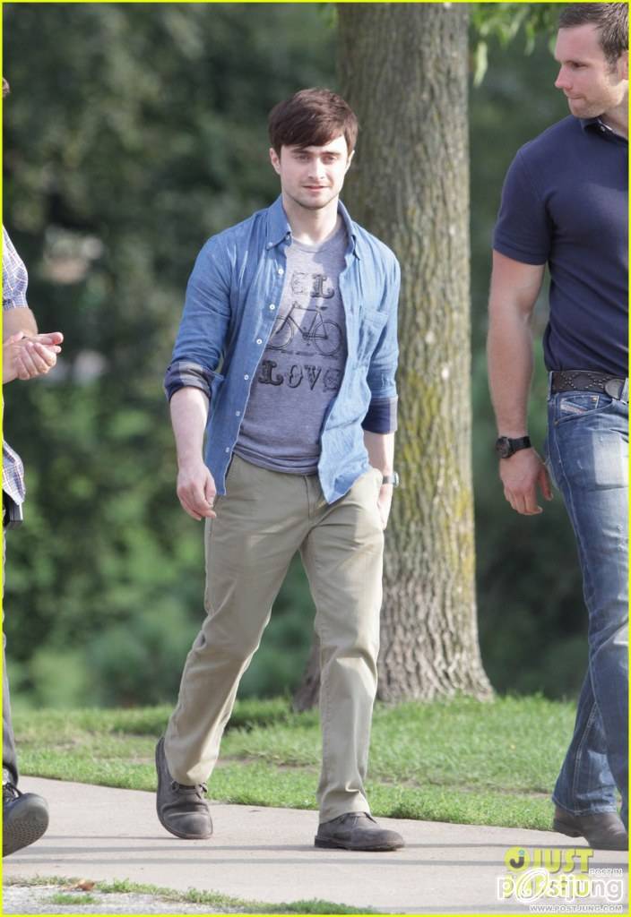 Daniel Radcliffe เข้าฉากเปียกปอนกับนักแสดงสาว Zoe Kazan ภาพจากกองถ่ายหนังโรแมนติก/คอมเมดี้เรื่องใหม่