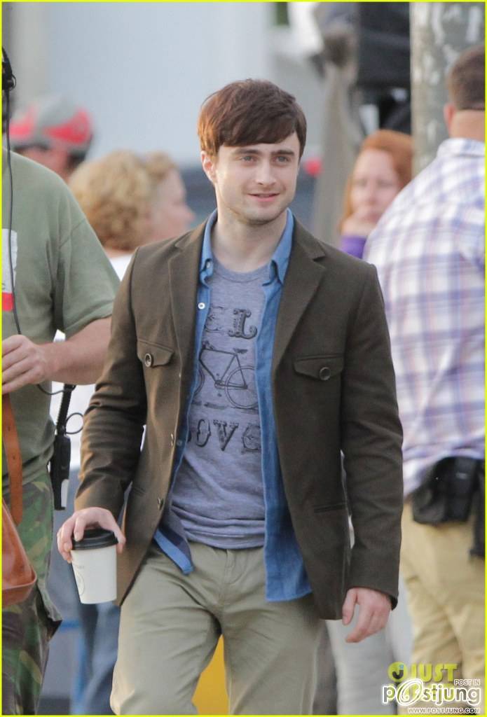 Daniel Radcliffe เข้าฉากเปียกปอนกับนักแสดงสาว Zoe Kazan ภาพจากกองถ่ายหนังโรแมนติก/คอมเมดี้เรื่องใหม่