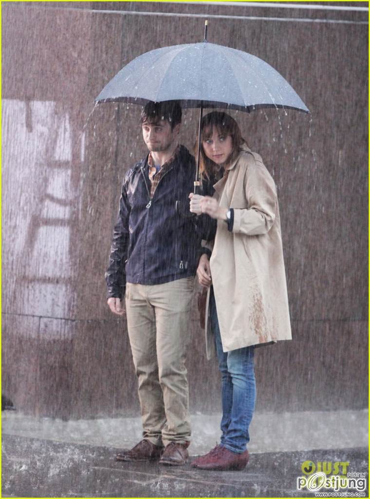 Daniel Radcliffe เข้าฉากเปียกปอนกับนักแสดงสาว Zoe Kazan ภาพจากกองถ่ายหนังโรแมนติก/คอมเมดี้เรื่องใหม่