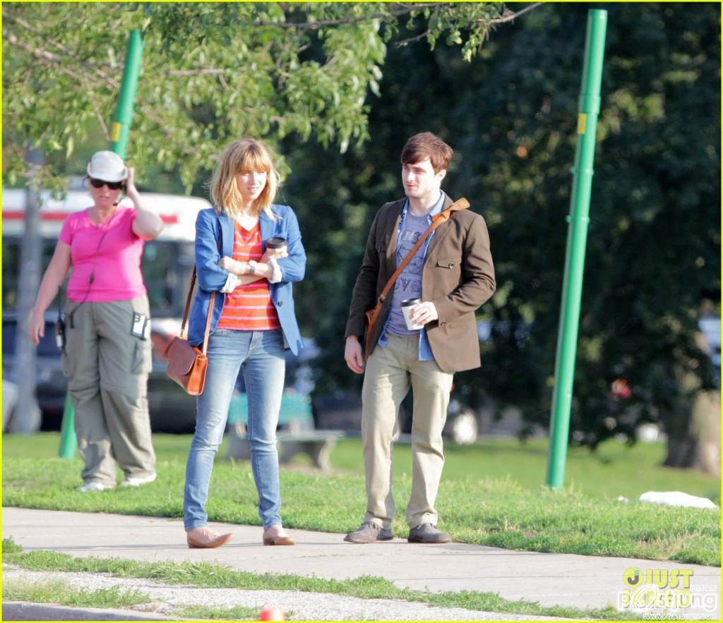 Daniel Radcliffe เข้าฉากเปียกปอนกับนักแสดงสาว Zoe Kazan ภาพจากกองถ่ายหนังโรแมนติก/คอมเมดี้เรื่องใหม่