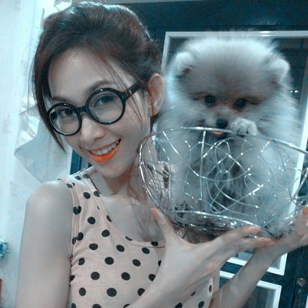 ยุ้ย จีรนันท์ในลุคสาวแว่นกับคุณยายและน้องหมา