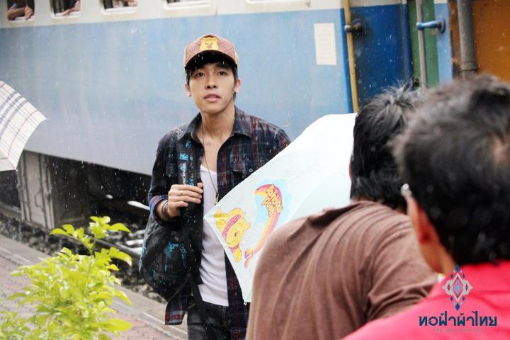 ณัฐ ศักดาทร & โตโน่ ภาคิน แบกเป้ตะลอนทัวร์ในรายการทอฟ้าผ้าไทย