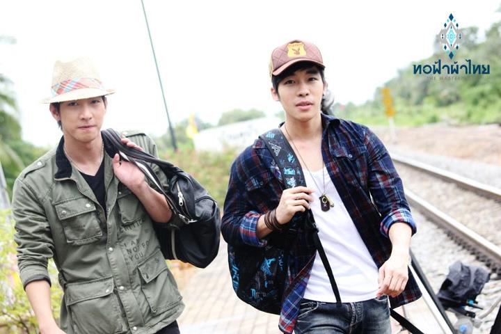 ณัฐ ศักดาทร & โตโน่ ภาคิน แบกเป้ตะลอนทัวร์ในรายการทอฟ้าผ้าไทย