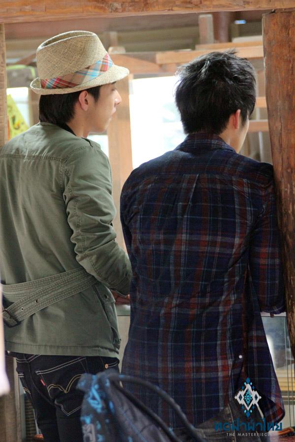 ณัฐ ศักดาทร & โตโน่ ภาคิน แบกเป้ตะลอนทัวร์ในรายการทอฟ้าผ้าไทย