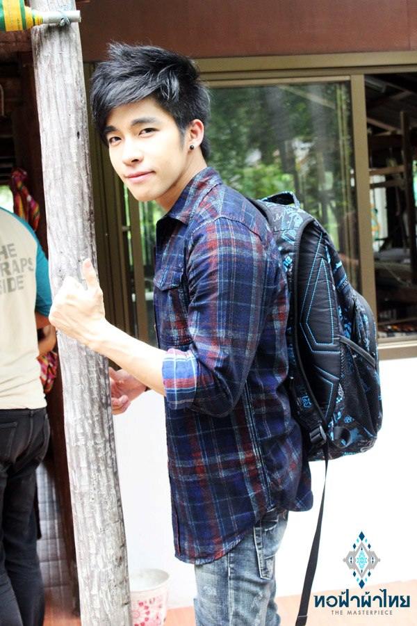 ณัฐ ศักดาทร & โตโน่ ภาคิน แบกเป้ตะลอนทัวร์ในรายการทอฟ้าผ้าไทย