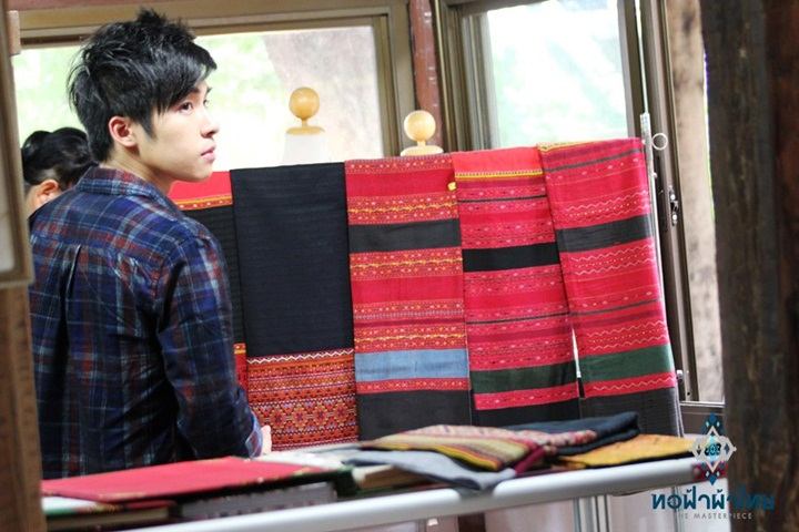 ณัฐ ศักดาทร & โตโน่ ภาคิน แบกเป้ตะลอนทัวร์ในรายการทอฟ้าผ้าไทย