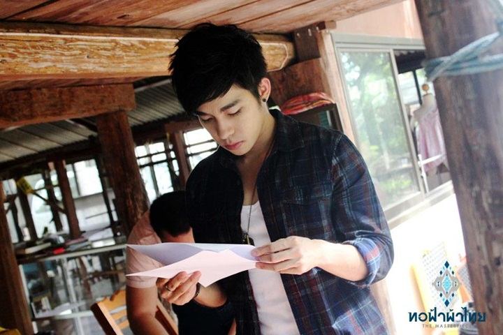 ณัฐ ศักดาทร & โตโน่ ภาคิน แบกเป้ตะลอนทัวร์ในรายการทอฟ้าผ้าไทย