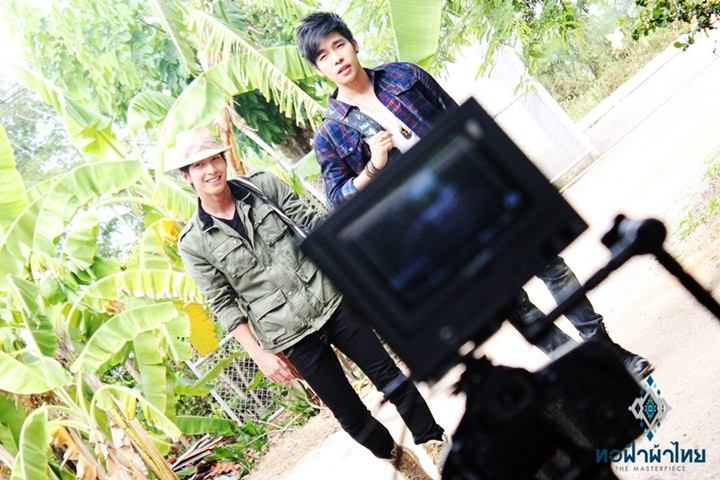 ณัฐ ศักดาทร & โตโน่ ภาคิน แบกเป้ตะลอนทัวร์ในรายการทอฟ้าผ้าไทย