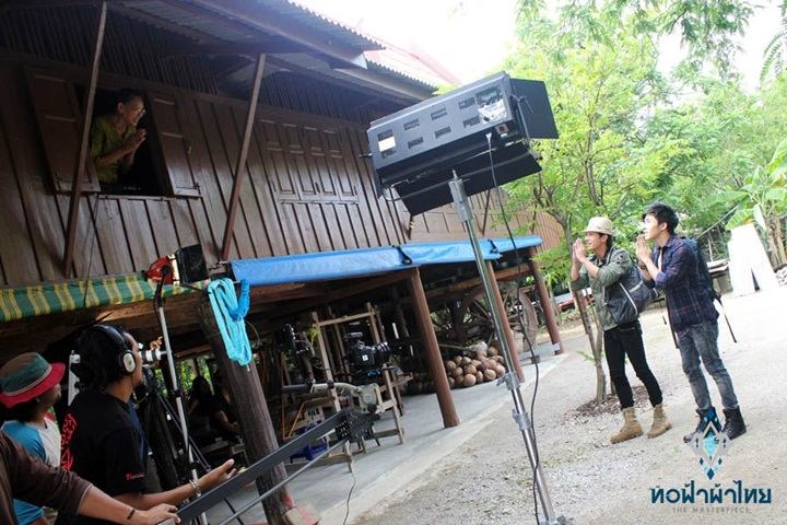 ณัฐ ศักดาทร & โตโน่ ภาคิน แบกเป้ตะลอนทัวร์ในรายการทอฟ้าผ้าไทย