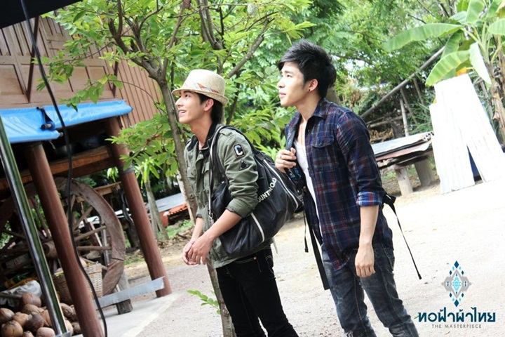 ณัฐ ศักดาทร & โตโน่ ภาคิน แบกเป้ตะลอนทัวร์ในรายการทอฟ้าผ้าไทย