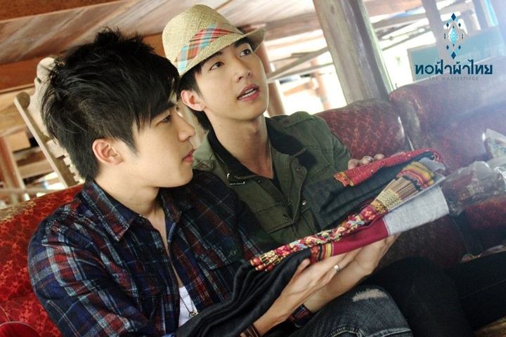 ณัฐ ศักดาทร & โตโน่ ภาคิน แบกเป้ตะลอนทัวร์ในรายการทอฟ้าผ้าไทย